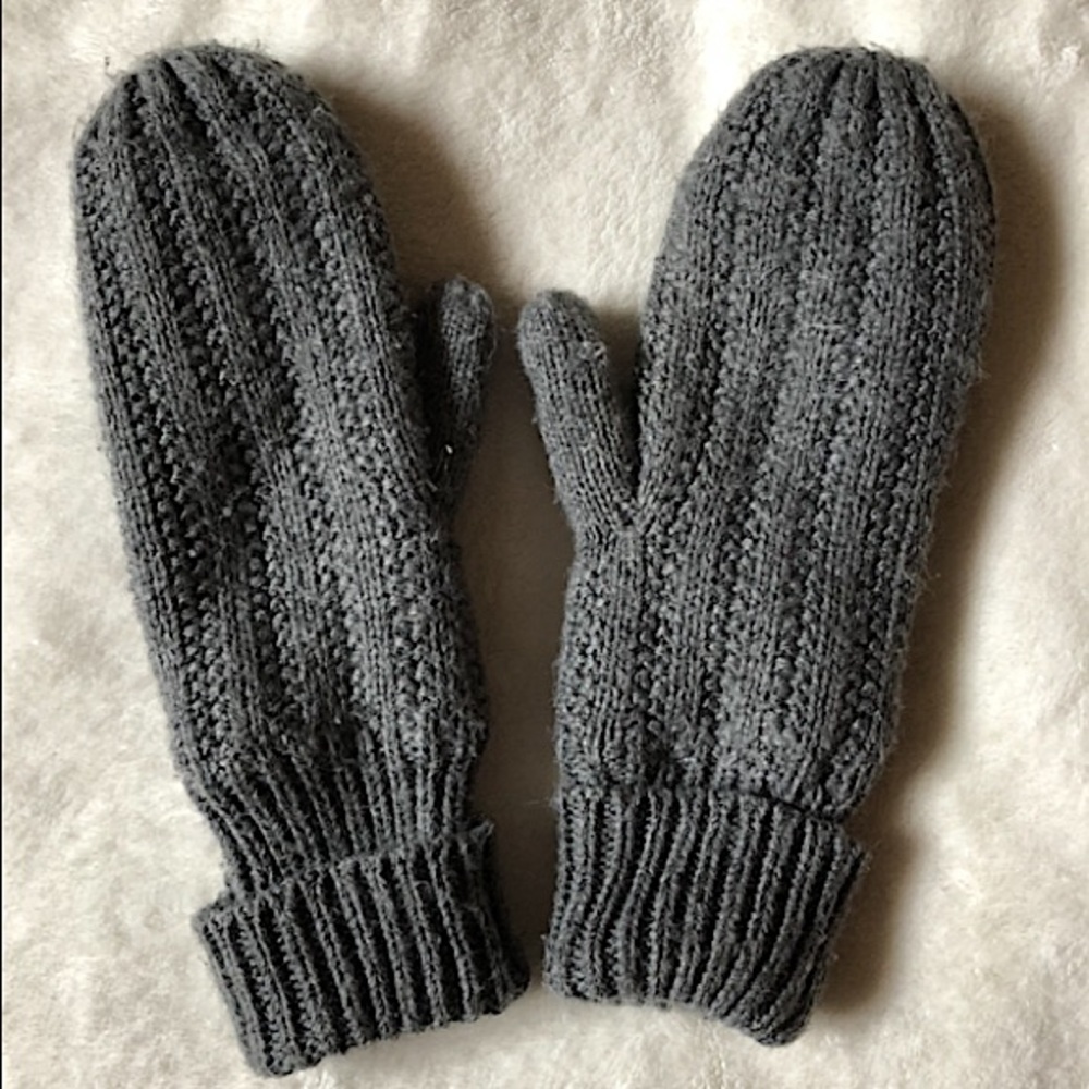 🩶 2/$30 LOVE & LORE Lined Grey Knit Mittens